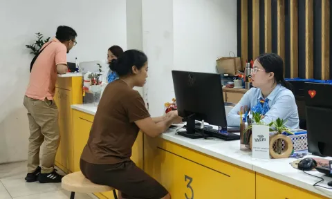 Nhiều chủ thuê bao đi xác thực vì hiểu nhầm 'sẽ bị khóa SIM'