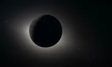 Lý do ảnh của Artemis II xuất hiện sao còn Apollo tối đen