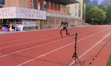 Robot hình người Trung Quốc tiến sát kỷ lục tốc độ của người