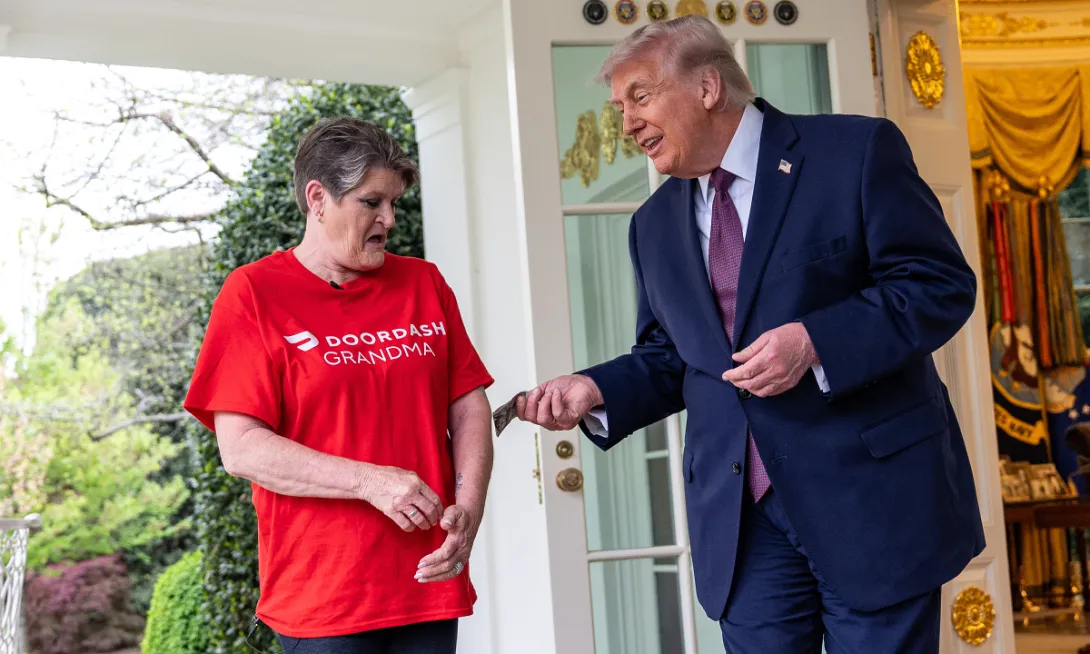 Tổng thống Mỹ đặt đồ ăn, boa 100 USD cho người giao hàng
