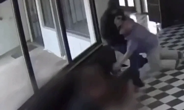 Khoảnh khắc 'hiệu trưởng anh hùng' tước vũ khí nghi phạm xả súng trường học